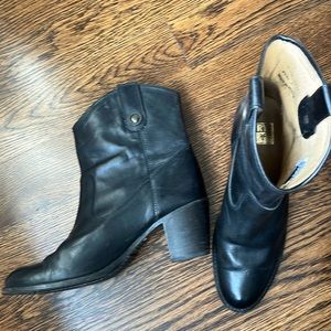 Sz8 black Frye booties